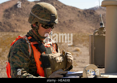 U.S. Marine Le Major John Peterson, exercice d'entraînement tactique du groupe de contrôle, Marine Corps Air Ground Combat Center Twentynine Palms (MCAGCC) Californie, évalue les membres de la force de l'exercice au cours de l'exercice de formation intégrée à MCAGCC 2-15, le 2 février 2015. MCAGCC mène de tir réel pertinents interarmes, les opérations urbaines, et des articulations ou de la Coalition qui favorise la formation d'intégration au niveau de l'état de préparation des forces opérationnelles. Le s.. Amy F. Picard Banque D'Images