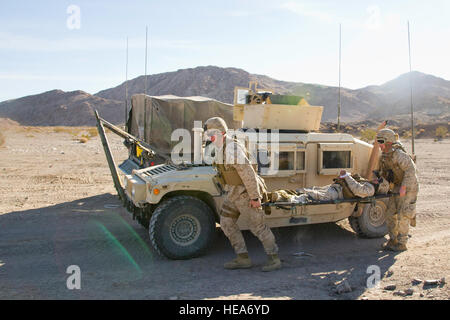 Corps des Marines des États-Unis Le Cpl. Anton Kondelyuk, lance le Cpl. David Rios, et U.S. Navy Hospitalman Sean Sullivan, 1er Bataillon, Delta Entreprise, Marine Corps Air Ground Combat Center Twentynine Palms (MCAGCC), Californie, participer à une victime simulée scénario durant une formation intégrée à l'exercice 2-15 MCAGCC, Californie, le 5 février 2015. MCAGCC mène de tir réel pertinents interarmes, les opérations urbaines, et des articulations ou de la Coalition qui favorise la formation d'intégration au niveau de préparation des forces opérationnelles. Le s.. Heather Cozad Staley Banque D'Images