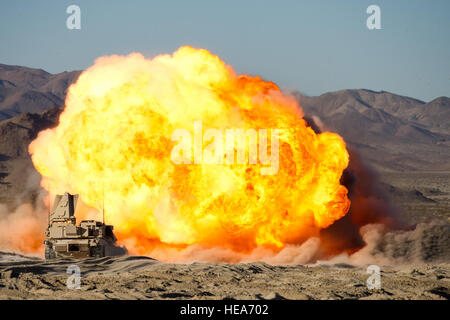 Un Corps des Marines américains Assault Breacher fait exploser un véhicule de déminage M58 au cours d'une charge de cours d'assaut mécanisé à l'appui de la formation intégrée à l'exercice 2-15 Marine Corps Air Ground Combat Center Twentynine Palms (MCAGCC), Californie, le 6 février 2015. MCAGCC mène de tir réel pertinents interarmes, les opérations urbaines, et des articulations ou de la Coalition qui favorise la formation d'intégration au niveau de l'état de préparation des forces opérationnelles. Le s.. Amy F. Picard Banque D'Images