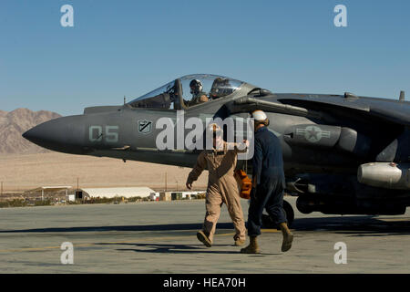 Les Marines américains affectés à l'Escadron d'attaque maritime (VMA) 214, Marine Corps Air Station Yuma (Arizona), préparer un avion Harrier AV-8B pour lancer à l'appui de la gestion intégrée d'entraînement 2-15 au Marine Corps Air Ground Combat Center Twentynine Palms (MCAGCC), Californie, 7 février 2015. MCAGCC mène de tir réel pertinents interarmes, les opérations urbaines, et des articulations ou de la Coalition qui favorise la formation d'intégration au niveau de l'état de préparation des forces opérationnelles. Le s.. Heather Cozad Staley/ libéré) Banque D'Images