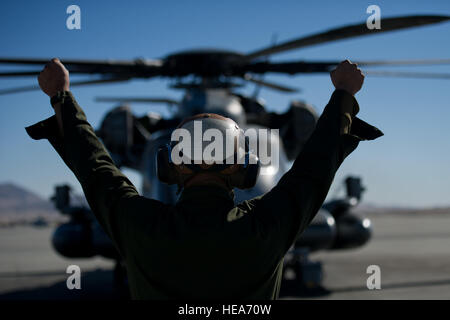 Le Corps des Marines des États-Unis. Mark Valle, Marine Escadron hélicoptères lourds (HMH) 462, Marine Corps Station Miramar, Californie, guides un CH-53E Super Stallion helicopter à l'appui de la formation intégrée à l'exercice 2-15 Marine Corps Air Ground Combat Center Twentynine Palms (MCAGCC), Californie, 7 février 2015. MCAGCC mène de tir réel pertinents interarmes, les opérations urbaines, et des articulations ou de la Coalition qui favorise la formation d'intégration au niveau de l'état de préparation des forces opérationnelles. Le s.. Amy F. Picard Banque D'Images