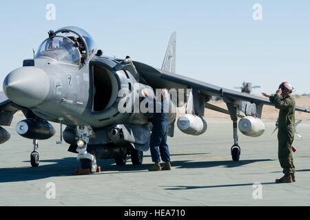 Les Marines américains affectés à l'Escadron d'attaque maritime (VMA) 214, Marine Corps Air Station Yuma (Arizona), se préparer au bras de contre-mesures électroniques sur un avion Harrier AV-8B à l'appui de la formation intégrée à l'exercice 2-15 Marine Corps Air Ground Combat Center Twentynine Palms (MCAGCC), Californie, 7 février 2015. MCAGCC mène de tir réel pertinents interarmes, les opérations urbaines, et des articulations ou de la coalition qui favorise la formation d'intégration au niveau de l'état de préparation des forces opérationnelles. Le s.. Amy F. Picard Banque D'Images