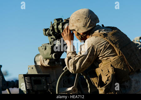 Le Corps des Marines des États-Unis. Christian Gonzalez, affecté à la batterie Alpha, 1er Bataillon, 12e Régiment de Marines, 3e Division de marines, de Marine Corps Base Hawaii, prépare un M777A2 obusier léger de 155 mm pour une mission de tir à l'appui de la formation intégrée à l'exercice 2-15 Marine Corps Air Ground Combat Center Twentynine Palms (MCAGCC), Californie, le 9 février 2015. MCAGCC mène de tir réel pertinents interarmes, urbain et ses joint ou de la coalition qui fait la promotion de la formation d'intégration au niveau de l'état de préparation des forces opérationnelles. Le s.. Amy F. Picard Banque D'Images