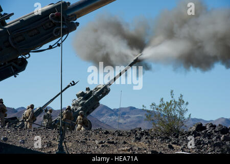 Les Marines américains affectés à la batterie Alpha, 1er Bataillon, 12e Régiment de Marines, 3e Division de marines, de Marine Corps Base Hawaii, un incendie M777A2 obusier léger de 155 mm à l'appui de la formation intégrée à l'exercice 2-15 Marine Corps Air Ground Combat Center Twentynine Palms (MCAGCC), Californie, le 9 février 2015. MCAGCC mène de tir réel pertinents interarmes, urbain et ses joint ou de la coalition qui fait la promotion de la formation d'intégration au niveau de l'état de préparation des forces opérationnelles. Le s.. Amy F. Picard Banque D'Images