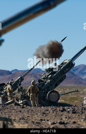 Les Marines américains affectés à la batterie Alpha, 1er Bataillon, 12e Régiment de Marines, 3e Division de marines, de Marine Corps Base Hawaii, un incendie M777A2 obusier léger de 155 mm à l'appui de la formation intégrée à l'exercice 2-15 Marine Corps Air Ground Combat Center Twentynine Palms (MCAGCC), Californie, le 9 février 2015. MCAGCC mène de tir réel pertinents interarmes, urbain et ses joint ou de la coalition qui fait la promotion de la formation d'intégration au niveau de l'état de préparation des forces opérationnelles. Le s.. Amy F. Picard Banque D'Images