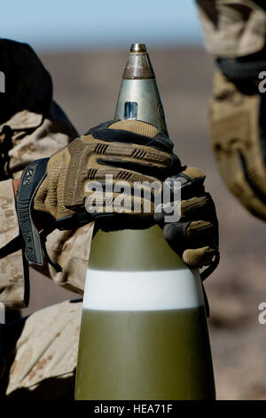 Les Marines américains affectés à la batterie Alpha, 1er Bataillon, 12e Régiment de Marines, 3e Division de marines, de Marine Corps Base Hawaii, préparer pour charger un M777A2 obusier léger de 155 mm à l'appui de la formation intégrée à l'exercice 2-15 Marine Corps Air Ground Combat Center Twentynine Palms (MCAGCC), Californie, le 9 février 2015. MCAGCC mène de tir réel pertinents interarmes, urbain et ses joint ou de la coalition qui fait la promotion de la formation d'intégration au niveau de l'état de préparation des forces opérationnelles. Le s.. Amy F. Picard Banque D'Images