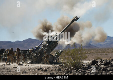 Les Marines américains affectés à la batterie Alpha, 1er Bataillon, 12e Régiment de Marines, 3e Division de marines, de Marine Corps Base Hawaii, un incendie M777A2 obusier léger de 155 mm à l'appui de la formation intégrée à l'exercice 2-15 Marine Corps Air Ground Combat Center Twentynine Palms (MCAGCC), Californie, le 9 février 2015. MCAGCC mène de tir réel pertinents interarmes, urbain et ses joint ou de la coalition qui fait la promotion de la formation d'intégration au niveau de l'état de préparation des forces opérationnelles. Le s.. Amy F. Picard Banque D'Images