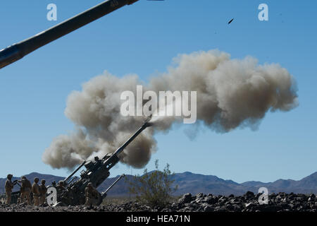 Les Marines américains affectés à la batterie Alpha, 1er Bataillon, 12e Régiment de Marines, 3e Division de marines, de Marine Corps Base Hawaii, un incendie M777A2 obusier léger de 155 mm à l'appui de la formation intégrée à l'exercice 2-15 Marine Corps Air Ground Combat Center Twentynine Palms (MCAGCC), Californie, le 9 février 2015. MCAGCC mène de tir réel pertinents interarmes, urbain et ses joint ou de la coalition qui fait la promotion de la formation d'intégration au niveau de l'état de préparation des forces opérationnelles. Le s.. Amy F. Picard Banque D'Images