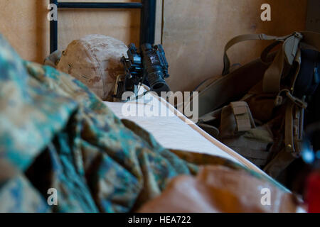 Un pignon de la Marine américaine est arrimé dans une chambre après avoir effectué les opérations militaires en territoire urbain (MOUT) au cours de l'exercice 2-15 à la formation intégrée Marine Corps Air Ground Combat Center (MCAGCC) Twentynine Palms en Californie, le 18 février 2015. MCAGCC mène de tir réel pertinents interarmes, les opérations urbaines, et des articulations ou de la Coalition qui favorisent la formation d'intégration au niveau de l'état de préparation des forces opérationnelles. Le s.. Kyle Brasier Banque D'Images