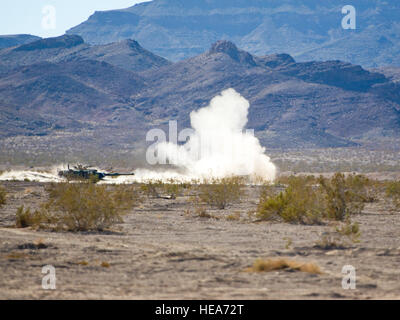 La Marine américaine M1A1 Abrams tank fire 120 mm du canon principal pour supprimer les forces ennemie au cours de l'exercice 2-15 à la formation intégrée Marine Corps Air Ground Combat Center (MCAGCC) Twentynine Palms en Californie, le 10 février 2015. MCAGCC mène de tir réel pertinents interarmes, urbain et ses joint/niveau de la coalition qui favorisent la formation d'intégration des forces opérationnelles de préparation. Le s.. Kyle Brasier Banque D'Images