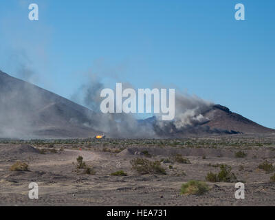 Les Marines américains utilisent de l'artillerie, chars, et 60 mm pour réprimer les forces ennemie au cours de l'exercice 2-15 à la formation intégrée Marine Corps Air Ground Combat Center (MCAGCC) Twentynine Palms en Californie, le 10 février 2015. MCAGCC mène de tir réel pertinents interarmes, les opérations urbaines, et des articulations ou de la Coalition qui favorisent la formation d'intégration au niveau de l'état de préparation des forces opérationnelles. Le s.. Kyle Brasier Banque D'Images