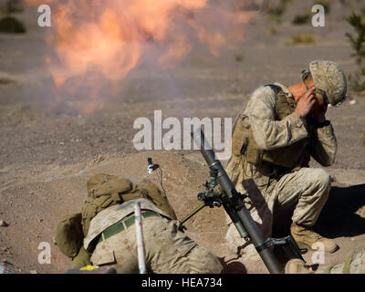 Les Marines américains affectés à la Compagnie Bravo, 1er Bataillon, 4e Régiment de Marines fire un M224 de 60 mm au cours de l'exercice de formation intégrée de mortier 2-15 au Marine Corps Air Ground Combat Center (MCAGCC) Twentynine Palms en Californie, le 10 février 2015. MCAGCC mène de tir réel pertinents interarmes, les opérations urbaines, et des articulations ou de la Coalition qui favorisent la formation d'intégration au niveau de l'état de préparation des forces opérationnelles. Le s.. Kyle Brasier Banque D'Images