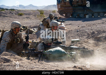 Les Marines américains affectés au 1er Bataillon, 4ème Marines, 1er Peloton, Marine Corps Base Camp Pendleton, en Californie, le feu d'une mitrailleuse M240 utilisé pour des objectifs à long terme au cours de l'exercice 2-15 à la formation intégrée Marine Corps Air Ground Combat Center Twentynine Palms (MCAGCC), Californie, le 10 février 2015. MCAGCC mène de tir réel pertinents interarmes, les opérations urbaines, et des articulations ou de la coalition qui favorise la formation d'intégration au niveau de préparation des forces opérationnelles. Tech. Le Sgt. Joselito Aribuabo Banque D'Images