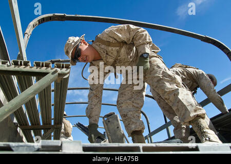 Les Marines américains affectés au 1er Bataillon de soutien du transport, 1er Groupe logistique maritime, Marine Corps Base Camp Pendleton, en Californie, retirer le rail latéral et les fournisseurs de sièges à partir d'un MK27 camion cargo au cours de formation intégrée à l'exercice 2-15 Marine Corps Air Ground Combat Center (MCAGCC) Twentynine Palms, Californie, le 11 février 2015. MCAGCC mène de tir réel pertinents interarmes, les opérations urbaines, et des articulations ou de la coalition qui favorisent la formation d'intégration au niveau de préparation des forces opérationnelles. Tech. Le Sgt. Efren Lopez Banque D'Images