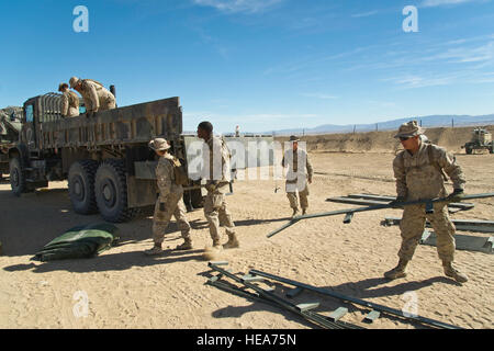 Les Marines américains affectés au 1er Bataillon de soutien du transport, 1er Groupe logistique maritime, Marine Corps Base Camp Pendleton, en Californie, retirer le rail latéral et les fournisseurs de sièges à partir d'un MK27 camion cargo au cours de formation intégrée à l'exercice 2-15 Marine Corps Air Ground Combat Center (MCAGCC) Twentynine Palms, Californie, le 11 février 2015. MCAGCC mène de tir réel pertinents interarmes, les opérations urbaines, et des articulations ou de la coalition qui favorisent la formation d'intégration au niveau de préparation des forces opérationnelles. Tech. Le Sgt. Efren Lopez Banque D'Images