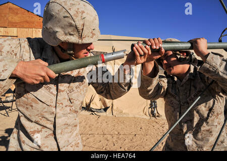 Le Caporal des Marines des États-Unis. Sean Wilder et lance le Cpl. Michael Bibble, les deux opérateurs radio champ affecté à lutter contre l'Logistisc 13 bataillon, Communications Platoon, Camp Pendleton, en Californie, se préparer à relever un BE254 très haute fréquence (VHF) au cours de l'antenne de Radio Communications Formation intégrée à l'exercice 2-15 Marine Corps Air Ground Combat Center Twentynine Palms (MCAGCC), Californie, le 11 février 2015. MCAGCC mène de tir réel pertinents interarmes, les opérations urbaines, et des articulations ou de la coalition qui favorise la formation d'intégration au niveau de préparation des forces opérationnelles. Tech. Le Sgt. Joselito Aribuabo Banque D'Images