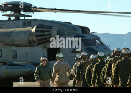 Les Marines américains affectés à l'Escadron d'hélicoptères maritimes lourds 462, Marine Aircraft Wing, Marine Corps Air Station Miramar, Californie, se préparer à partir retour à l'accueil station au cours de la formation intégrée à l'exercice 2-15 Marine Corps Air Ground Combat Center (MCAGCC) Twentynine Palms, Californie, le 13 février 2015. MCAGCC mène de tir réel pertinents interarmes, urbain et ses joint/coalition niveau intégration formation qui favorisent l'état de préparation des forces opérationnelles. Tech. Le Sgt. Efren Lopez Banque D'Images