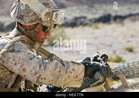 La Marine américaine lance le Cpl. Christian Garcia, un technicien de support de l'eau affectée à la lutte contre le 13 bataillon de logistique, 1er Groupe logistique maritime, Marine Corps Base Camp Pendleton unstraps barbelé concertina d'un Humvee au cours de l'exercice 2-15 à la formation intégrée Marine Corps Air Ground Combat Center (MCAGCC) Twentynine Palms en Californie, le 15 février 2015. MCAGCC mène de tir réel pertinents interarmes, les opérations urbaines, et des articulations ou de la Coalition qui favorisent la formation d'intégration au niveau de l'état de préparation des forces opérationnelles. Tech. Le Sgt. Efren Lopez Banque D'Images