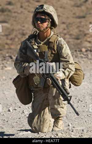 La Marine américaine lance le Cpl. Un meilleur Tori les sapeurs de combat du bataillon logistique de combat à 13, 1er Groupe logistique maritime, Marine Corps Base Camp Pendleton est titulaire d'un M-16 qu'elle en a l'air de menace de l'ennemi au cours de la formation intégrée à l'exercice 2-15 Marine Corps Air Ground Combat Center (MCAGCC) Twentynine Palms en Californie, le 15 février 2015. MCAGCC mène de tir réel pertinents interarmes, les opérations urbaines, et des articulations ou de la Coalition qui favorisent la formation d'intégration au niveau de l'état de préparation des forces opérationnelles. Tech. Le Sgt. Efren Lopez Banque D'Images