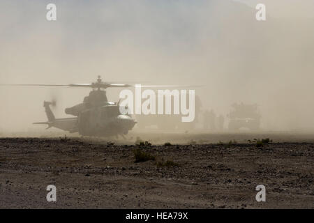 Un U.S. Marine UH-1Y Hélicoptère Huey pour récupérer les terres des causalités simulé au cours de formation intégrée à l'exercice 2-15 Marine Corps Air Ground Combat Center (MCAGCC) Twentynine Palms en Californie, le 15 février 2015. MCAGCC mène de tir réel pertinents interarmes, les opérations urbaines, et des articulations/coalition niveau intégration formation qui favorisent l'état de préparation des forces opérationnelles. Le s.. Kyle Brasier Banque D'Images