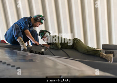 La Marine américaine lance le Cpl. Philip Pettey, gauche, et lance le Cpl. Daniel Broome les deux mécaniciens affectés à l'Escadron 214 attaque maritime "mouton noir", Marine Corps Air Station Yuma (Arizona), le service AV-8B Harrier une formation intégrée au cours de l'exercice 2-15 au Marine Corps Air Ground Combat Center (MCAGCC) Twentynine Palms, Californie, le 17 février 2015. MCAGCC mène de tir réel pertinents interarmes, les opérations urbaines, et des articulations ou de la coalition qui favorisent la formation d'intégration au niveau de l'état de préparation des forces opérationnelles. Tech. Le Sgt. Efren Lopez Banque D'Images