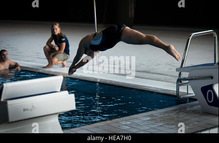 Sarah Evans, ancien capitaine de l'Armée de l'air, les plongées au large de la bloquer au cours de la formation au Centre aquatique piscine de compétition le 8 septembre 2014, à Londres. Evans dit médailles serait bien, mais elle veut juste faire son équipe, le pays et fiers de la famille au cours de la séance inaugurale 2014 Invictus Jeux. Le s.. Andrew Lee) Banque D'Images