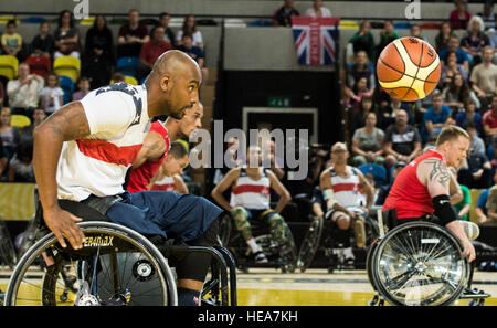 Le sergent de l'armée américaine. Delvin Maston et ses coéquipiers se font concurrence pour l'or en basket-ball en fauteuil roulant contre le Danemark au cours de l'Invictus Jeux à la boîte de cuivre Arena, Queen Elizabeth Olympic Park, Londres, Angleterre, le 13 septembre 2014. Le basket-ball en fauteuil roulant est l'un des nombreux soldats blessés plus de 300 sportifs de 13 pays pourrait obtenir pour participer à comme le tir à l'ARC, le rugby en fauteuil roulant, le cyclisme sur route, l'aviron, l'athlétisme, la natation et le volleyball assis. La vision pour l'Invictus Games est d'exploiter le pouvoir du sport pour inspirer la récupération, favorisent la réadaptation et générer une plus large compréhension et respect Banque D'Images