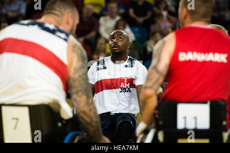 Le sergent de l'armée américaine. Delvin Maston et ses coéquipiers en compétition pour l'or dans un match de basket-ball en fauteuil roulant contre le Danemark au cours de l'Invictus Jeux à la boîte de cuivre Arena, Queen Elizabeth Olympic Park, Londres, Angleterre, le 13 septembre 2014. Le basket-ball en fauteuil roulant est l'un des nombreux soldats blessés plus de 300 sportifs de 13 pays pourrait obtenir pour participer à comme le tir à l'ARC, le rugby en fauteuil roulant, le cyclisme sur route, l'aviron, l'athlétisme, la natation et le volleyball assis. La vision pour l'Invictus Games est d'exploiter le pouvoir du sport pour inspirer la récupération, favorisent la réadaptation et générer une compréhension plus large et Banque D'Images