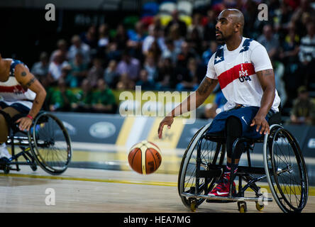 Delvin Maston dribbles cour vers le bas lors d'un match de basket-ball en fauteuil roulant, à la boîte de cuivre, au cours de l'Invictus Games sur Septembre 13, 2014, à Londres. Avoir représenté l'équipe de l'Armée américaine au cours des trois jeux de guerrier, le Sgt. Maston apporte des années d'expérience sportif adapté à Londres pour l'Invictus Jeux. Le s.. Andrew Lee) Banque D'Images