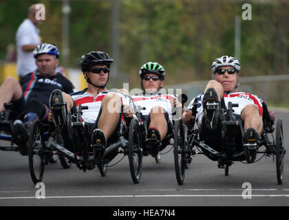 Les membres de l'Australie, de Grande-Bretagne et des États-Unis d'Amérique, le cyclisme sur route les équipes s'affrontent pour l'or au cours de la première chaleur de la journée pour l'Invictus Games au Lee Valley Velo Park, Queen Elizabeth Olympic Park, Londres, Angleterre, le 13 septembre 2014. Le cyclisme sur route est l'un des nombreux soldats blessés plus de 300 sportifs de 13 pays pourrait obtenir pour participer à comme le tir à l'ARC, le rugby en fauteuil roulant, le basketball en fauteuil roulant, l'aviron, l'athlétisme, la natation et le volleyball assis. La vision pour l'Invictus Games est d'exploiter le pouvoir du sport pour inspirer la récupération, favorisent la réadaptation et gen Banque D'Images