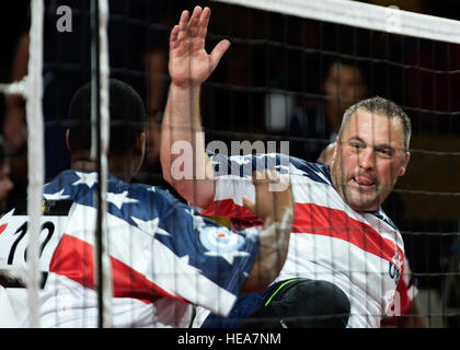 Le sergent de l'Armée américaine à la retraite. Sean Crochet (à droite) célèbre avec un coéquipier durant la partie de volleyball assis le 2014 London Invictus, Cuivre Jeux fort Arena, l'Angleterre, 14 sept 2014. Le Prince Harry a été conduit pour que l'événement à un public international à la suite de sa visite d'inspiration pour les jeux de guerrier dans le Colorado en 2013. L'événement à Londres réunira pour la première fois, hommes et femmes, qui servent tous deux et anciens combattants - de 14 pays. L'Invictus Games mettra en lumière les sacrifices de ces hommes et femmes ont servi leur pays, et leur inlassable dur à surmonter. Se Banque D'Images