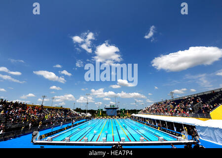 Les nageurs au bord de la course finale pour l'Invictus Games 2016 à Orlando, en Floride le 11 mai 2016. L'Invictus Jeux sont composé de 14 nations, plus de 500 concurrents militaires, en compétition dans 10 épreuves sportives du 8 au 12 mai 2016. Le s.. Carlin Leslie Banque D'Images