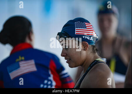 Le sergent vétéran de l'armée américaine. Manciaz Ana écoute un coéquipier après la natation les 50 mètres brasse aux jeux 2016 Invictus, Orlando, Floride, le 11 mai 2016. L'Invictus jeux sont composés de 14 pays avec plus de 500 concurrents militaires en compétition dans 10 épreuves sportives du 8 au 12 mai 2016. ( Tech. Le Sgt. DeMotts Joshua L. Banque D'Images