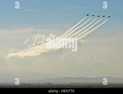 Une formation de l'U.S. Air Force Thunderbirds survoler les 'High Desert' au cours de la vallée 2015 Los Angeles County Air Show le 22 mars. Le comté de LA Air Show a eu lieu les 21 et 22 mars à William J. Fox Airfield à Lancaster, Californie, où les Thunderbirds ont été le titre événement pendant l'événement de deux jours. Jet Fabara) Banque D'Images