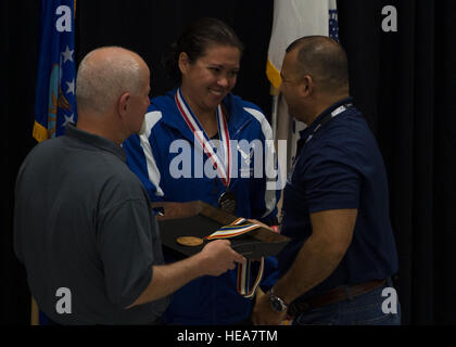 Air Force athlète Sarah Evans reçoit la médaille d'argent pour nager à la 2014 Jeux de guerrier, Centre de formation Olympique des États-Unis, Colorado Springs, Colorado, le 30 septembre. Les jeux de guerrier se compose d'athlètes de l'ensemble du Ministère de la Défense, qui sont en concurrence dans le style paralympiques événements pour leur branche militaire. L'objectif de ces jeux est d'aider à mettre en évidence le potentiel illimité de guerriers à travers les sports de compétition. Justyn Senior Airman M. Freeman/ libéré) Banque D'Images