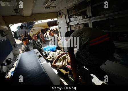 Airman Senior Kayla Grenier aide à soulever une servicemember iraquiens blessés d'une ambulance vers un hélicoptère Mi-17 Hip d'attente at Joint Base Balad, l'Iraq, le 21 novembre. Aeromedically aviateurs irakiens évacué le servicemember de Balad à base d'Gabe en génie, de l'Iraq. La force aérienne irakienne est en train de développer ses capacités d'évacuation aéromédicale à jouer un plus grand rôle dans le transport de ses patients. Un membre de la 1re classe Jason Epley)(1992) Banque D'Images