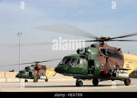 Deux hélicoptères Mi-17 Hip iraquien de mener une mission d'évacuation sanitaire aérienne de l'Armée de l'air Administration Patient Hôpital Théâtre et au Joint Base Balad, l'Iraq, le 20 Déc.. Trois patients irakiens ont été transportés d'aeromedically Balad à la 86e Hôpital de Soutien au Combat à Bagdad et sont retournés chez eux à partir de là. C'était la deuxième fois que la force aérienne irakienne a procédé à une évacuation aéromédicale de la nappe. Un membre de la 1re classe Jason Epley) Banque D'Images