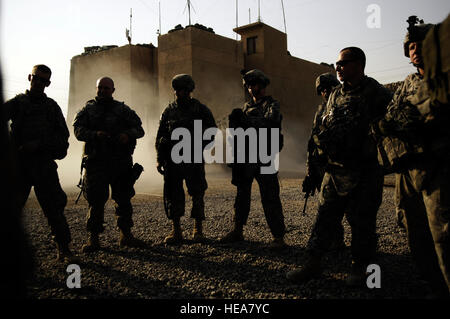 Des soldats américains écouter une brève mission avant leur départ de la station de sécurité conjoint Ghazaliyah, quatre sur l'Iraq, 6 septembre 2008. Les soldats américains font partie du 2e peloton, Compagnie Charlie,1er escadron de cavalerie, le 75e, 101e Division aéroportée. Le s.. Manuel J. Martinez Banque D'Images