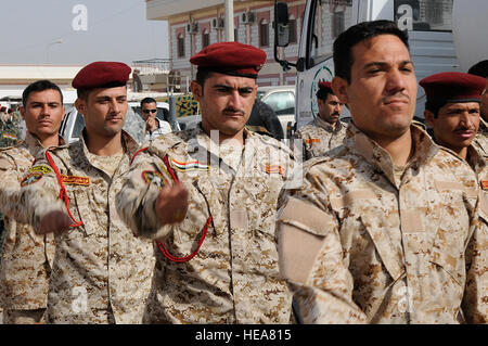 Des soldats de la Shurta iraquien, Département de la police des frontières, l'équipe de mars après avoir été libéré de la classe, à Bassorah, Irak, 2 septembre. Les soldats du 1er Bataillon Commando, bataillon de l'Équipe de transition, enseigner les cours d'inculquer la confiance en soi dans l'auto-défense, lecture de carte, le système de positionnement global, de premiers soins et le personnel de recherche. Banque D'Images