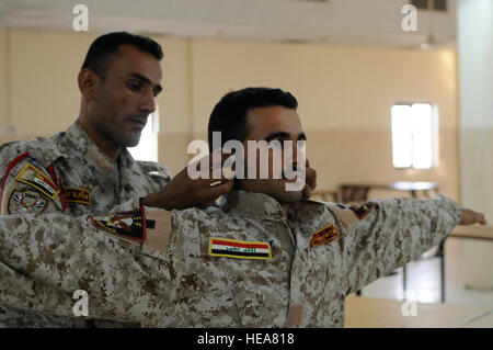 Des soldats de la Shurta iraquien, Département de la police des frontières, l'équipe du personnel effectuer des recherches sur l'autre comme partie du corps de la classe recherche, à Basra, en Irak, 2 septembre. Les soldats du 1er Bataillon Commando, bataillon de l'Équipe de transition, enseigner les cours d'inculquer la confiance en soi dans l'auto-défense, lecture de carte, le système de positionnement global, de premiers soins et le personnel de recherche. Banque D'Images