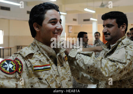 Des soldats de la Shurta iraquien, Département de la police des frontières, l'équipe du personnel effectuer des recherches sur l'autre comme partie du corps de la classe recherche, à Basra, en Irak, 2 septembre. Les soldats du 1er Bataillon Commando, bataillon de l'Équipe de transition, enseigner les cours d'inculquer la confiance en soi dans l'auto-défense, lecture de carte, le système de positionnement global, de premiers soins et le personnel de recherche. Banque D'Images