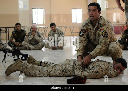 Des soldats de la Shurta iraquien, Département de la police des frontières, l'équipe du personnel effectuer des recherches sur l'autre comme partie du corps de la classe recherche, à Basra, en Irak, 2 septembre. Les soldats du 1er Bataillon Commando, bataillon de l'Équipe de transition, enseigner les cours d'inculquer la confiance en soi dans l'auto-défense, lecture de carte, le système de positionnement global, de premiers soins et le personnel de recherche. Banque D'Images