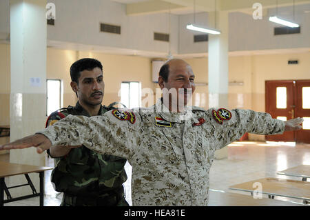 Des soldats de la Shurta iraquien, Département de la police des frontières, l'équipe du personnel effectuer des recherches sur l'autre comme partie du corps de la classe recherche, à Basra, en Irak, 2 septembre. Les soldats du 1er Bataillon Commando, bataillon de l'Équipe de transition, enseigner les cours d'inculquer la confiance en soi dans l'auto-défense, lecture de carte, le système de positionnement global, de premiers soins et le personnel de recherche. Banque D'Images