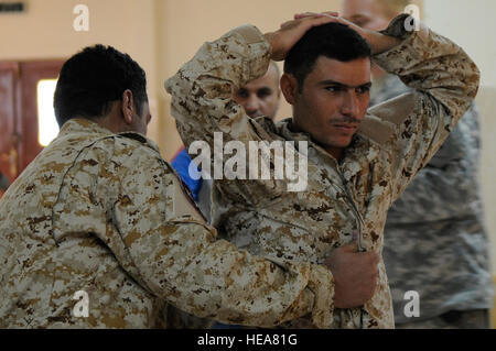 Des soldats de la Shurta iraquien, Département de la police des frontières, l'équipe du personnel effectuer des recherches sur l'autre comme partie du corps de la classe recherche, à Basra, en Irak, 2 septembre. Les soldats du 1er Bataillon Commando, bataillon de l'Équipe de transition, enseigner les cours d'inculquer la confiance en soi dans l'auto-défense, lecture de carte, le système de positionnement global, de premiers soins et le personnel de recherche. Banque D'Images