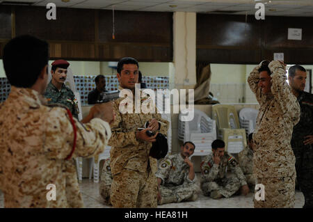 Des soldats de la Shurta iraquien, Département de la police des frontières, effectuer des recherches sur la sécurité du personnel et de l'autre dans le cadre de la recherche du corps, classe à Bassora, Irak, 2 septembre. Les soldats du 1er Bataillon Commando, bataillon de l'Équipe de transition, enseigner les cours d'inculquer la confiance en soi dans l'auto-défense, lecture de carte, le système de positionnement global, de premiers soins et le personnel de recherche. Banque D'Images