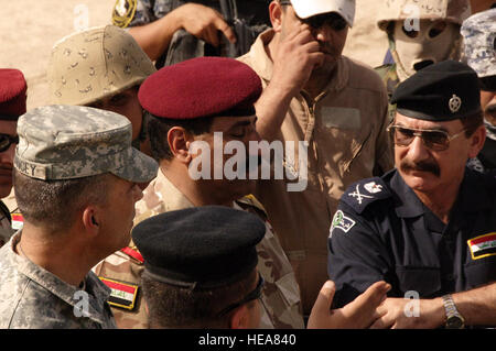 Le colonel de l'armée américaine Richard Francey, 41e brigade des incendies, commandant de l'armée irakienne, le général Abed Jabir et le général de police irakienne Abed al Haneen discuter de l'emplacement possible d'un nouveau poste de sécurité commune pour construire près de Al Haay le 9 octobre 2008, à l'Iraq, Al Haay. L'événement faisait partie d'Al Haay Jour, qui comprenait une évaluation médicale, l'Iraq conférence de presse, la distribution de livres scolaires et de sécurité commune de l'évaluation, l'emplacement de la station qui ont contribué à établir la présence de la coalition à Al Haay. Banque D'Images