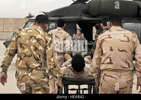 Le capitaine Elizabeth Hoettels les membres de l'armée de l'air iraquienne des guides par la formation d'évacuation médicale le 21 décembre 2009, à l'Armée de l'air, à l'hôpital Théâtre Joint Base Balad, de l'Iraq. L'objectif de la formation est d'aider les fonctionnaires du ministère de la défense de renforcer leur système de soins de santé pour les troupes iraquiennes. Le capitaine est Hoettels du 332e Groupe médical des expéditionnaires. Airman Senior Bretagne Bateman) Banque D'Images