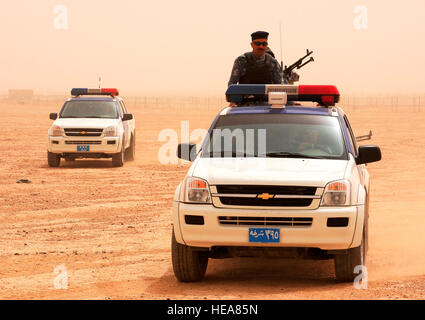 Des agents de police d'Sequor, Iraq, arriver à la portée de tir à la base d'opérations d'urgence Speicher, Tikrit, Iraq, le 15 juillet 2009. Les policiers vont démontrer les compétences qu'ils ont appris lors de la formation de familiarisation avec les armes des soldats américains affectés à la 25e Bataillon des troupes spéciales du détachement de sécurité, 25e Division d'infanterie. Le s.. Luc P. Thelen Banque D'Images