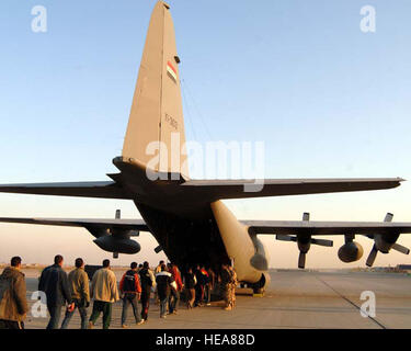 À propos de 65 recrues de la police irakienne à bord d'un Hercules C-130 de l'Iraq pour régler le transport des hommes de nouveau Al Muthana Air Base, l'Iraq, à l'École de la GRC à Sulay Mania, l'Iraq. Comme la seule mission de transport aérien de fret lourd iraquiennes dans le pays, le 23ème escadron de transport s'est déplacée d'environ 450 recrues, 26 Décembre, avec des plans pour déplacer un autre 150 le jour suivant. 'Battant recrues est beaucoup plus rapide et plus sûr que les autobus au site situé a 5 heures de route de Bagdad, quand les routes sont en bon état et il n'y a pas de problèmes", a déclaré le Colonel Saad, TS 23. Le s.. Jennifer Lindsey) Banque D'Images