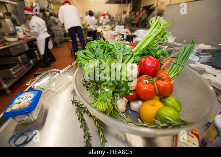 Un bol de produire est assis sur une charrette comme aviateurs de la 5e Escadron de soutien de la Force de préparer leur nourriture pendant la première Grève mondiale Iron Chef concours Défi dans le centre Jimmy Doolittle à Minot Air Force Base, N.D., 10 août 2015. Les juges inclus : Le Colonel Jason Armagost, 5e escadre à la bombe ; le Colonel Michael Lutton, 91e Escadre de missiles ; le colonel Kelvin Townsend, vice-commandant 91e MW ; le colonel Roy Collins, 5e Groupe de soutien de mission ; commandant en chef et le sergent-chef. Dugger, 5e surintendant FSS. Banque D'Images